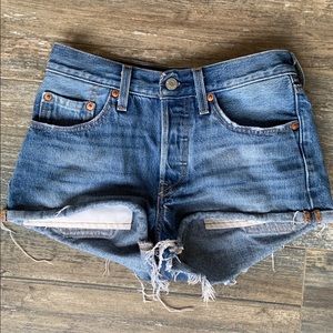 Levi’s 501 denim shorts blue medium wash size 24